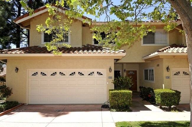 Building Photo - 3055 E Hillcrest Dr