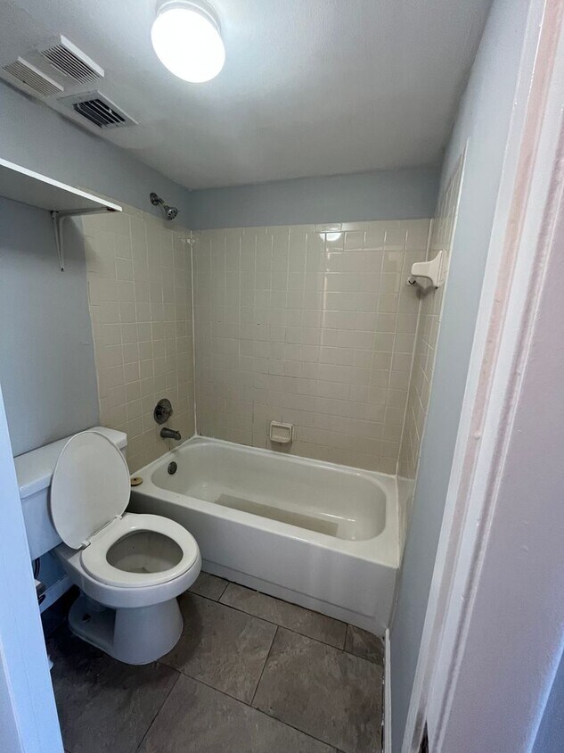 Foto principal - ONE BEDROOM ONE BATHROOM! WATERFRONT COMMU...