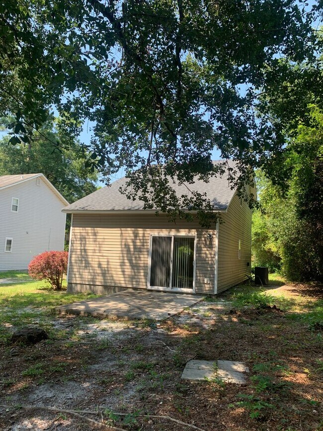 Foto del edificio - $500 OFF 1ST MONTH'S RENT! 3 Bedroom 2 Bath House Available Now!