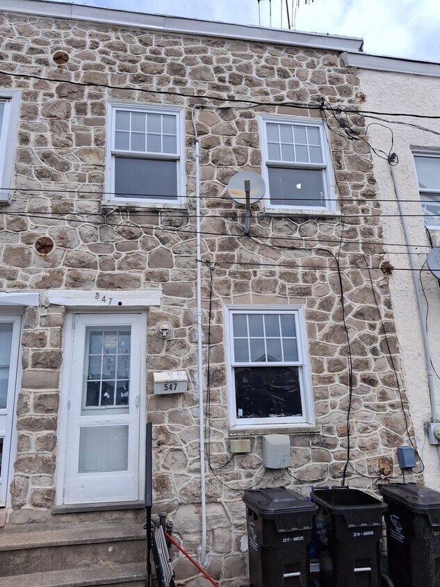 Foto principal - Charming row home in Norristown, voucher h...