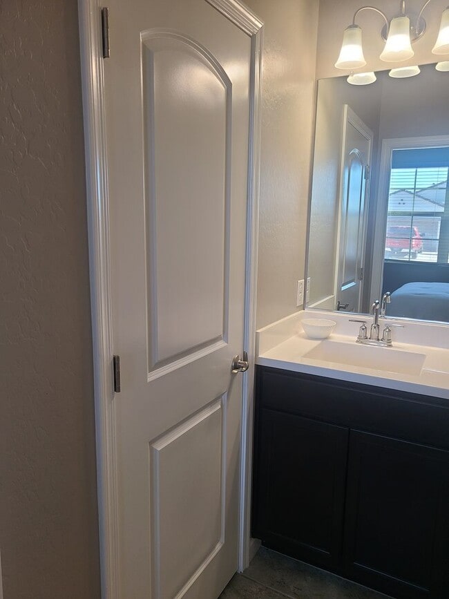 Building Photo - 4 Bedroom, 3 Bathroom Luxury Home in Torte...