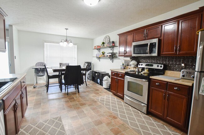 Foto del edificio - Three Bedroom with Fenced Yard!