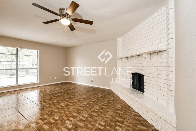 Building Photo - Stunning 3 Bedroom 2 Baths Home In Houston!