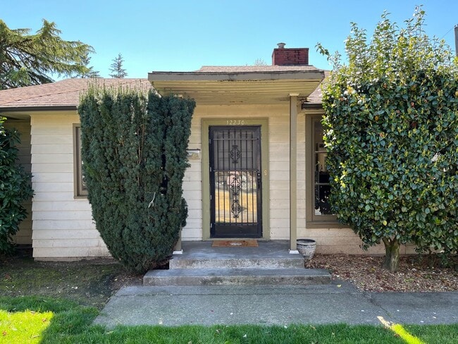 Charming 3-Bedroom Home with Bonus Room in Prime Beaverton Location Cedar Hills Neighborhood!!! - Charming 3-Bedroom Home with Bonus Room in Prime Beaverton Location Cedar Hills Neighborhood!!!