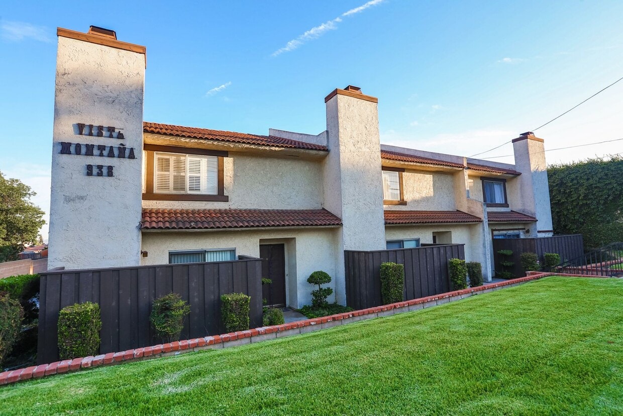 Primary Photo - >>>>> TWO BEDROOM 1.5 BATHS TOWN-HOME STYL...