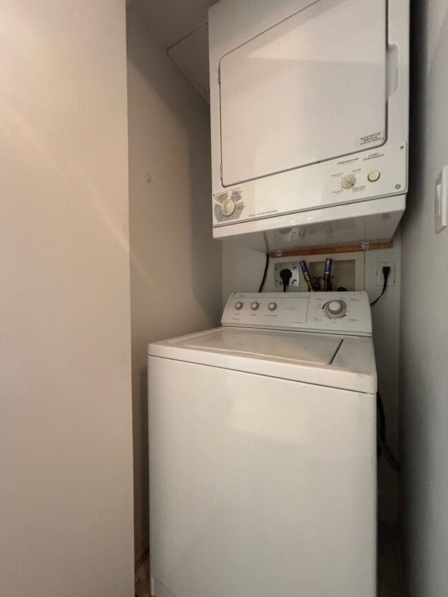 Building Photo - 8180 Granville Av