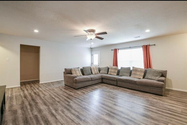 Foto del edificio - 4854 Fair Oak Dale Ln