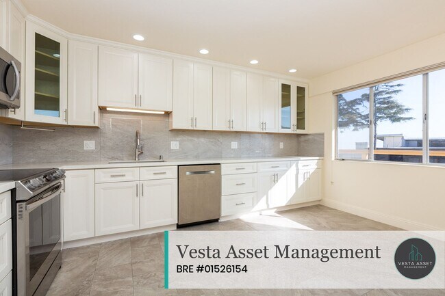 Foto del edificio - Savor Sweeping City Views From Your Hillside Retreat