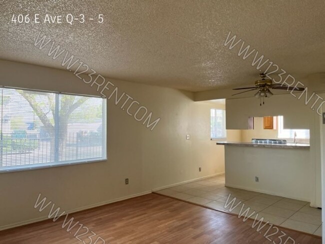 Building Photo - 2BD/1BTH SECOND FLOOR APARTMENT EAST PALMDALE