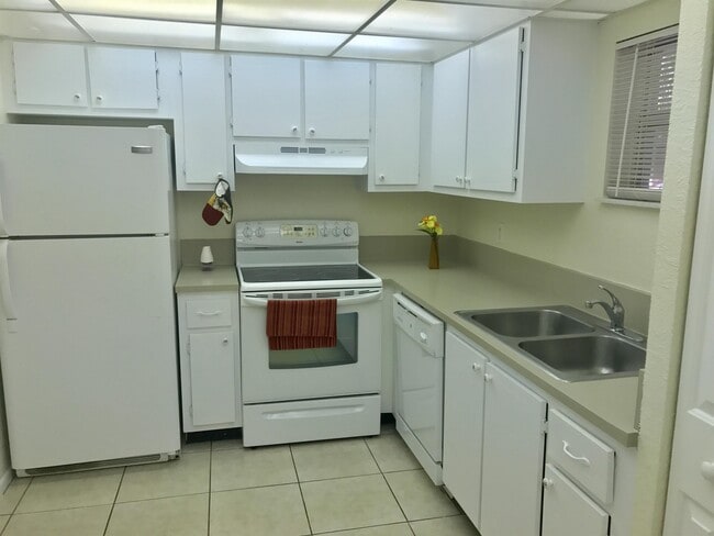 Building Photo - 4215 N University Dr