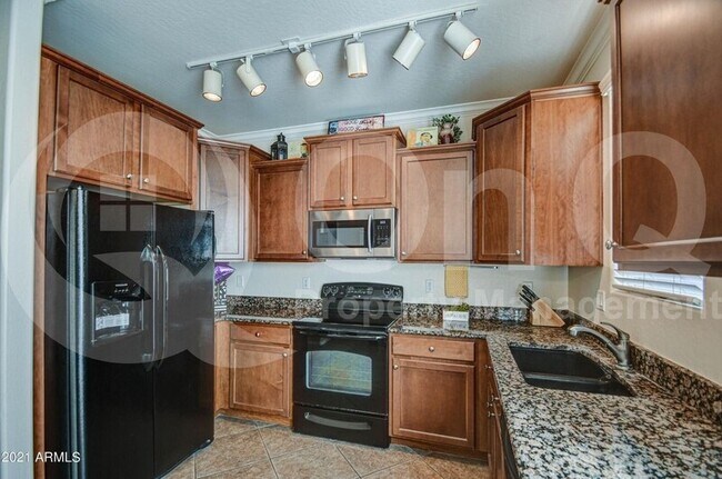 Building Photo - 4273 E Oakland St