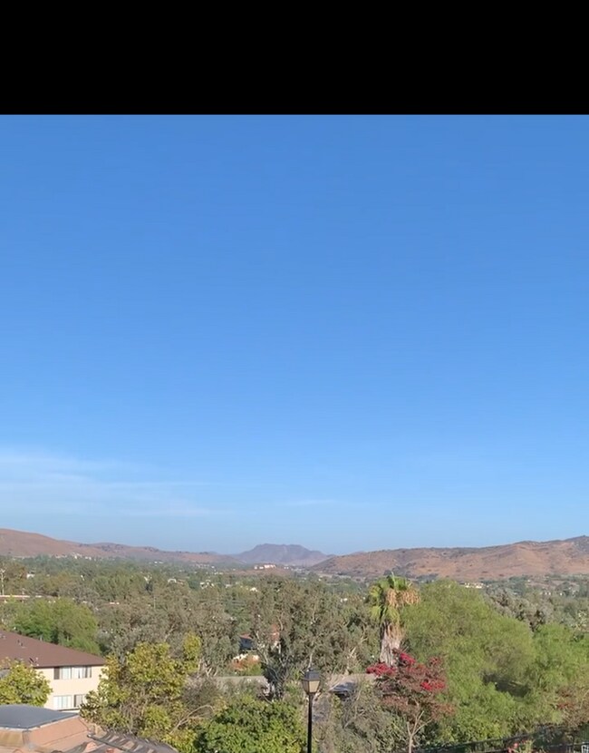 Foto del edificio - Thousand Oaks Town Home with Amazing Views Including a Two Car Garage
