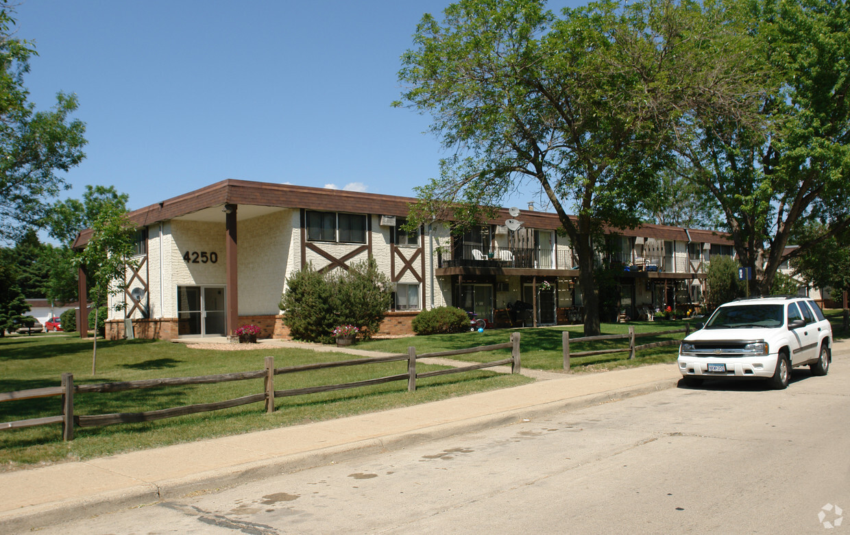 Primary Photo - Edina Villa Apartments