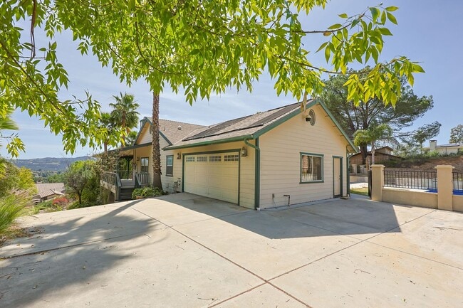 Building Photo - 5BR Home in Ramona Country Estates with Pool & Views