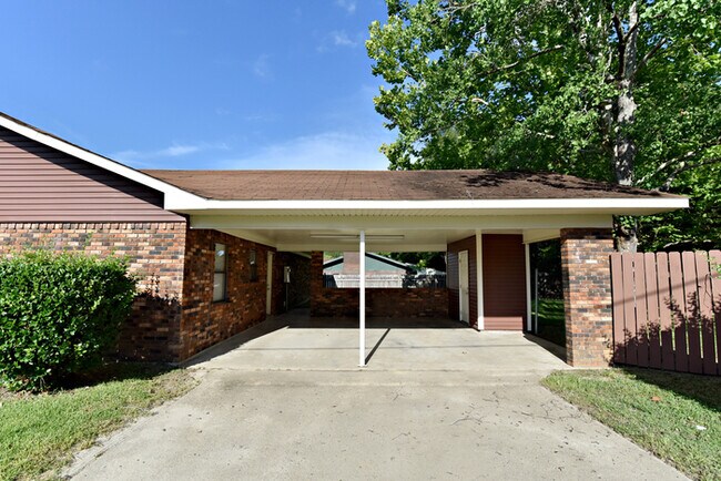 Building Photo - Cindy Cove