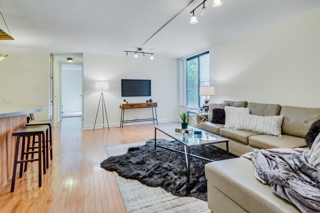 Building Photo - 1339 N Dearborn St