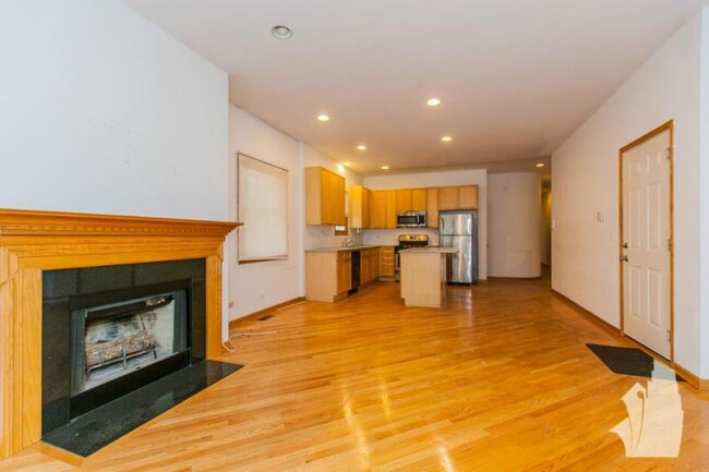 Foto del edificio - 3 bedroom in Chicago IL 60614