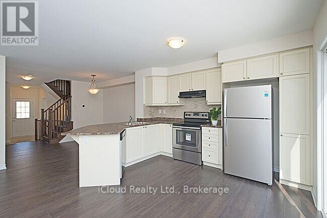 Building Photo - 1646 Gainer Cres