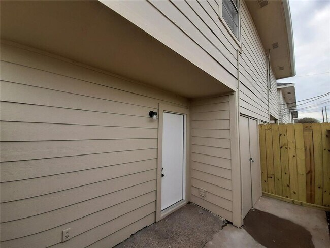 Building Photo - 12202 Ormandy St