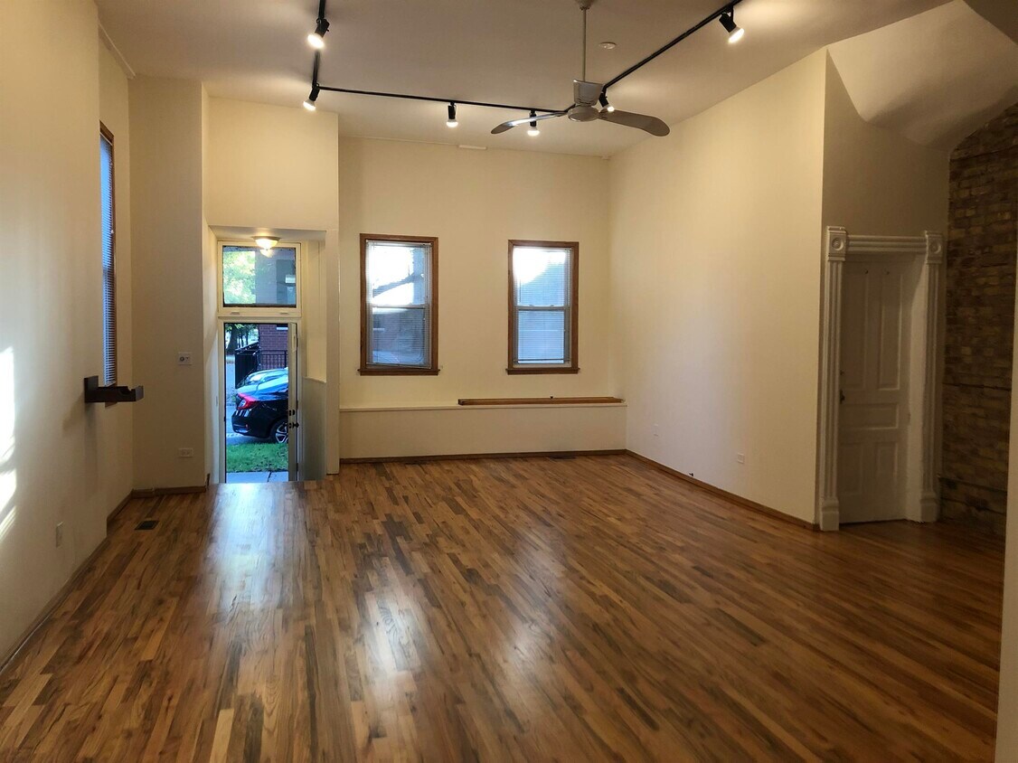 Primary Photo - 2164 N Claremont Ave