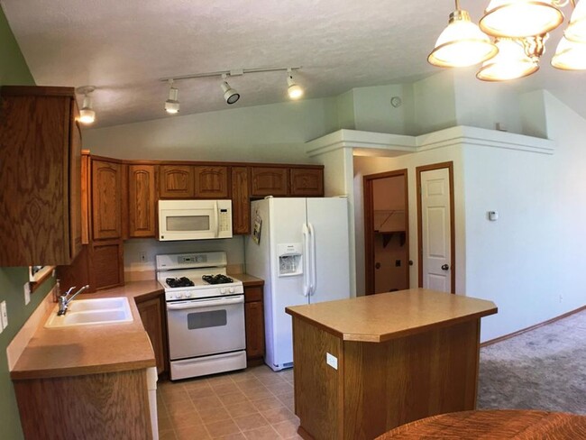 Building Photo - Broadmoore Estates!