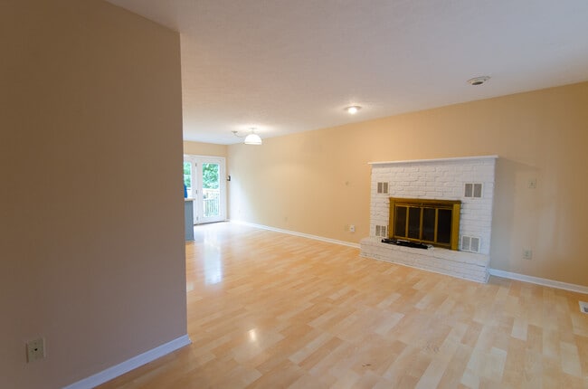 Foto del edificio - 4 bedroom, 2.5 bath: Available August 2026!