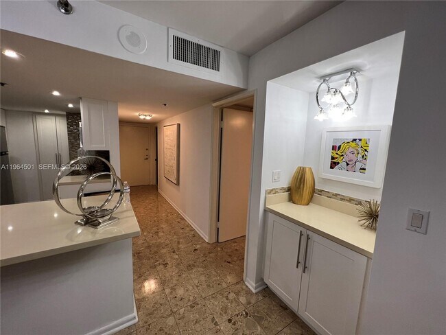 Foto del edificio - 1717 N Bayshore Dr