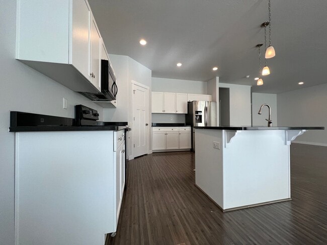 Building Photo - 3 Bd/2.5 Ba Single Family Home in Bluffdale