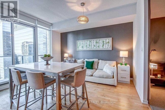 Photo du bâtiment - 65 Bremner Blvd