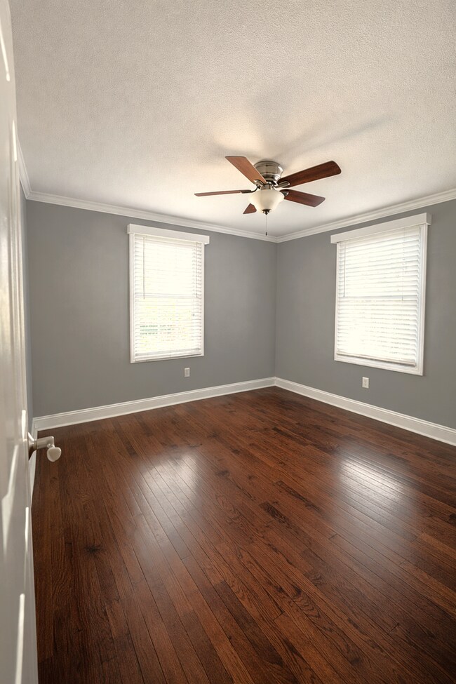 Foto del edificio - SEE IT NOW: Bright 3-Bed, 2.5-Bath Townhouse with Private Deck & Fenced Yard in Oak Meyer Gardens!