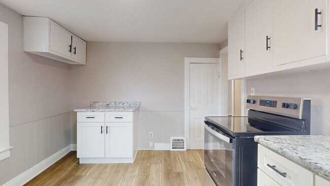 Building Photo - 1031 W.9th St.