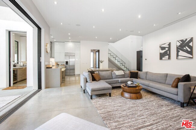 Foto del edificio - 454 N Sweetzer Ave