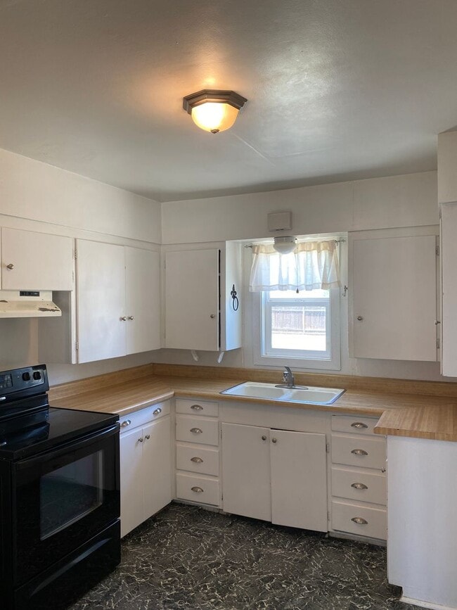 Building Photo - COMING SOON!! DESIREABLE LOS BANOS SOUTH S...