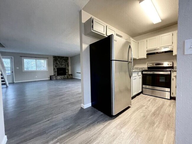 Foto del edificio - 3 Bed 2 Bath Townhouse, newly renovated!
