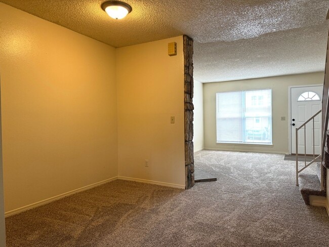 Building Photo - ADORABLE TOWNHOME