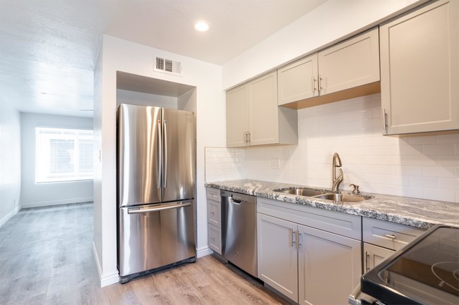 Foto del edificio - 6713 E Cheery Lynn Rd