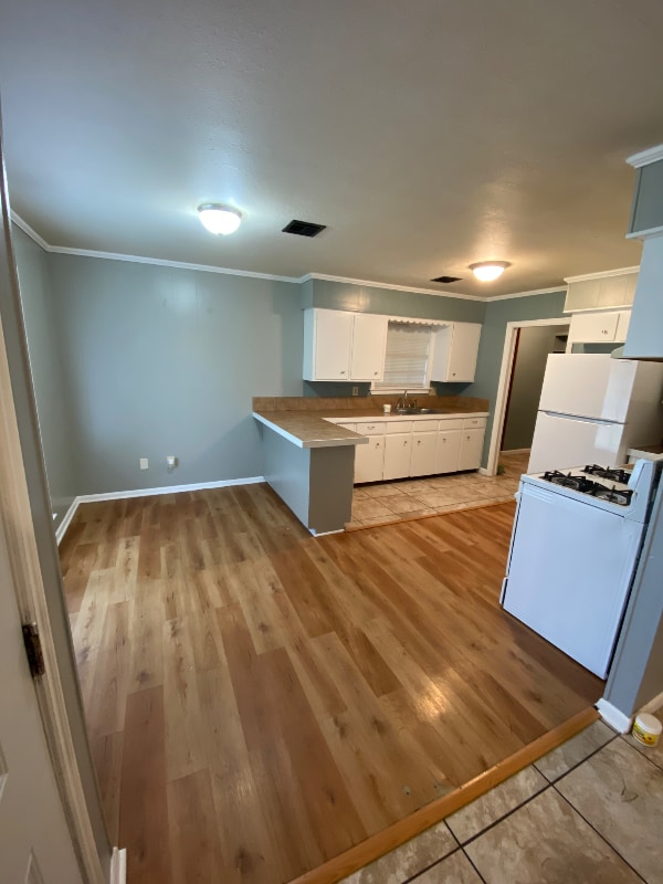 Building Photo - 125 N Loop St