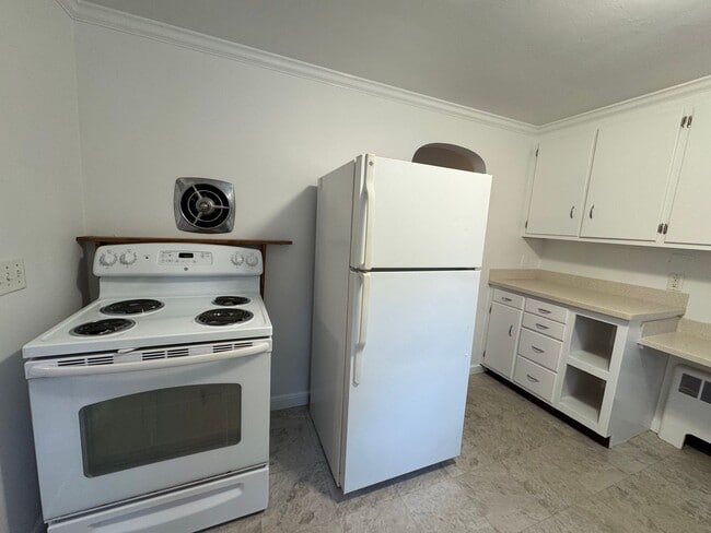 Building Photo - Pet-Ok | Charming Single-Family Ranch in C...