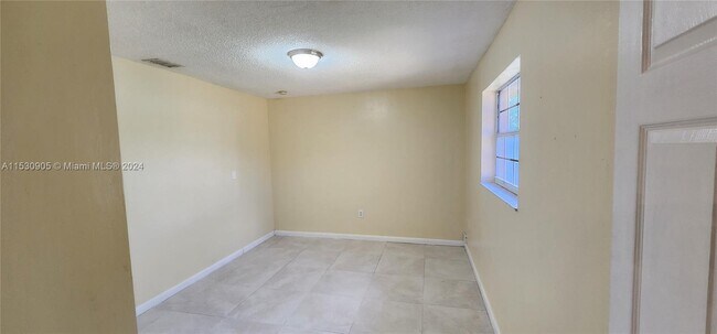 Foto del edificio - 1773 NE 146th St