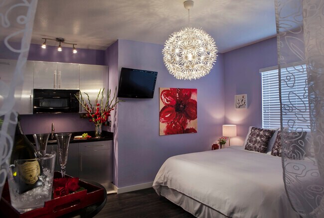 Estudio - 6945 Abbott Ave