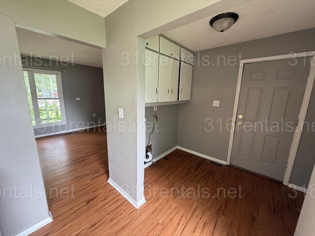 Foto del edificio - $1050 - 3 bedroom / 1 bathroom - Single Fa...