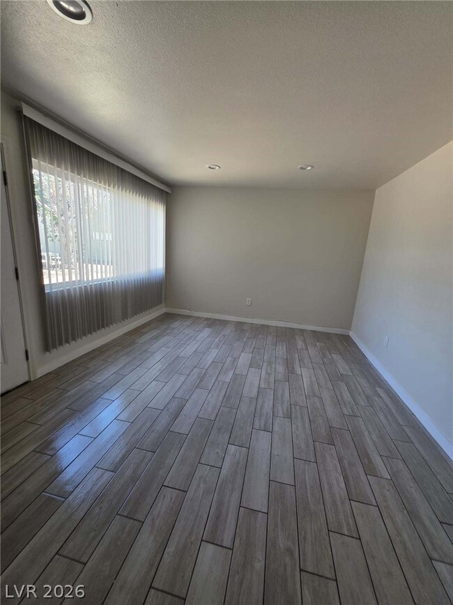 Foto del edificio - 1107 E Desert Inn Rd