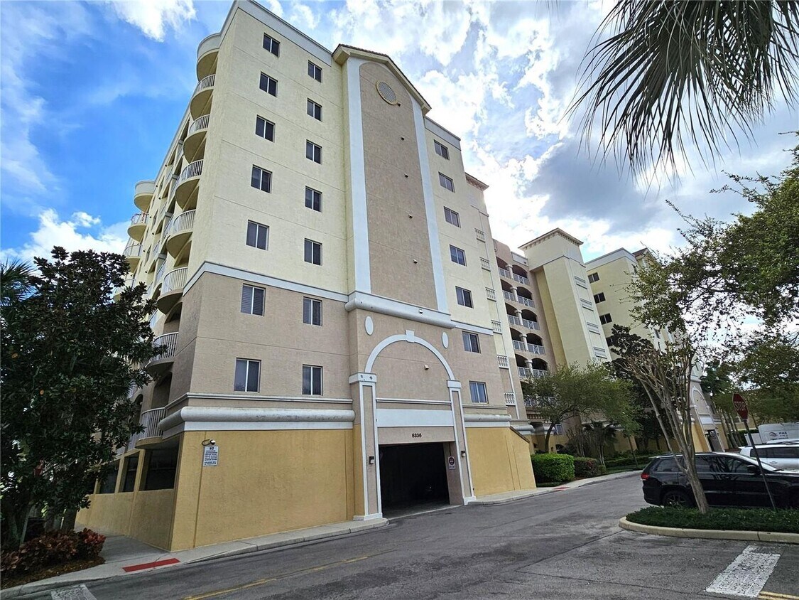 Foto principal - 3 Bed 2 Bath Luxury Apartment Condo