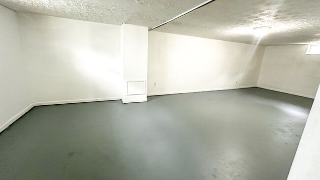Building Photo - Beautiful 3 Bedroom Home in Southeast! Sec...