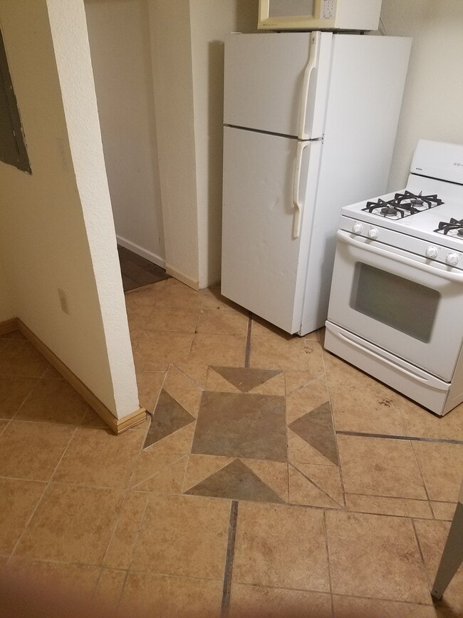 Kitchen - 2610 Dillon Ave