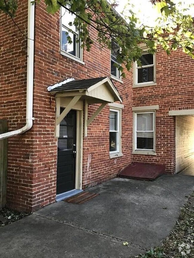 Building Photo - 115 W Chapel Ave