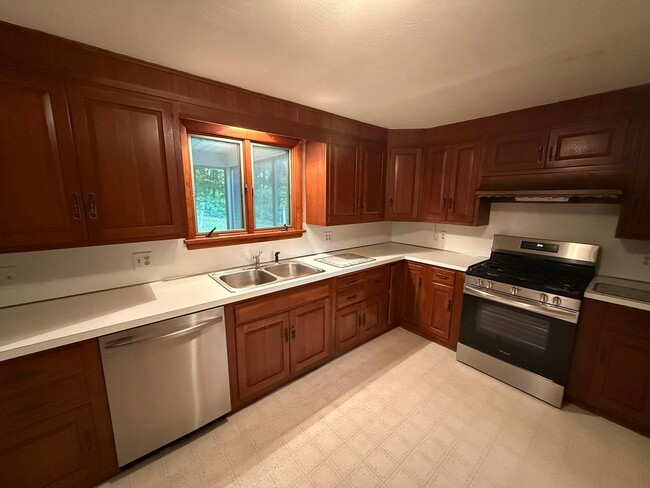 Building Photo - Beautiful 3 Bed, 1 Bath Single Family for Rent in Broad Brook!