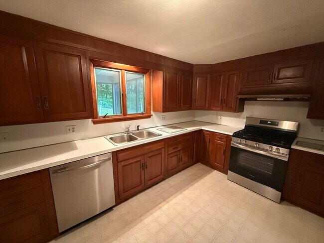 Foto del edificio - Beautiful 3 Bed, 1 Bath Single Family for Rent in Broad Brook!