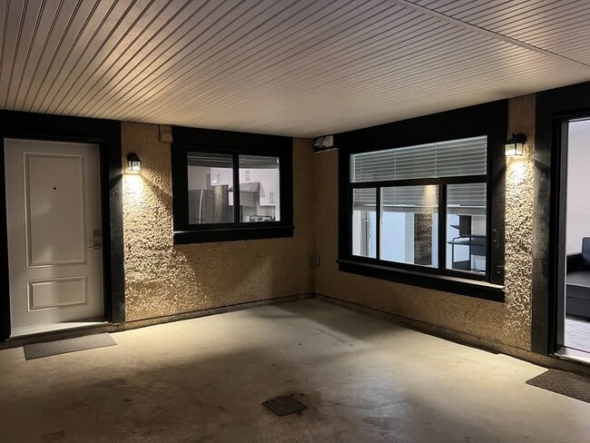 Building Photo - 2445 Haversley Ave