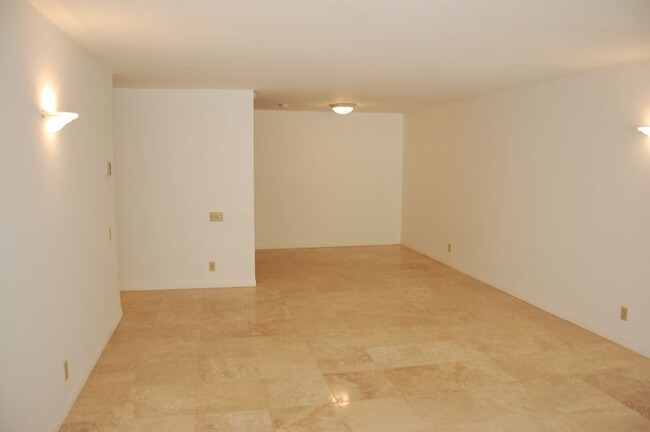 Building Photo - Luxurious Lower Village 2 Bedroom Condo